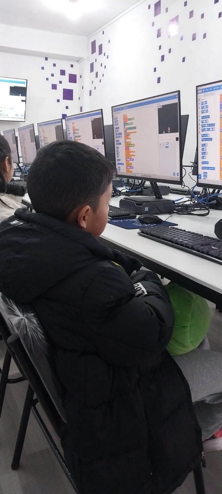 Niño trabajando en Scratch