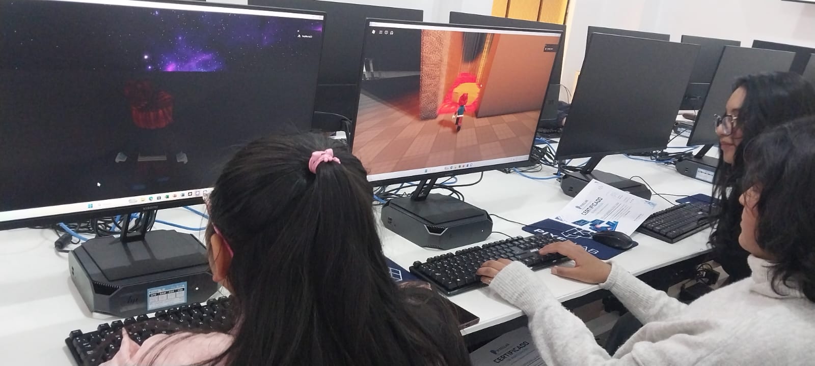 Niña aprendiendo Scratch